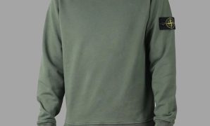 3 Gaya Padu Padan Kaos Crewneck Santai Tetap Keren untuk Pria Kaos crewneck